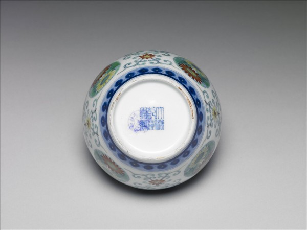 鬥彩團花紋蓋罐