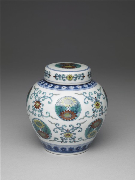 鬥彩團花紋蓋罐