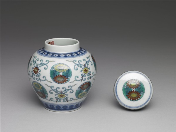 鬥彩團花紋蓋罐