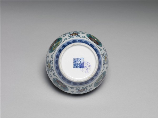 鬥彩團花紋蓋罐