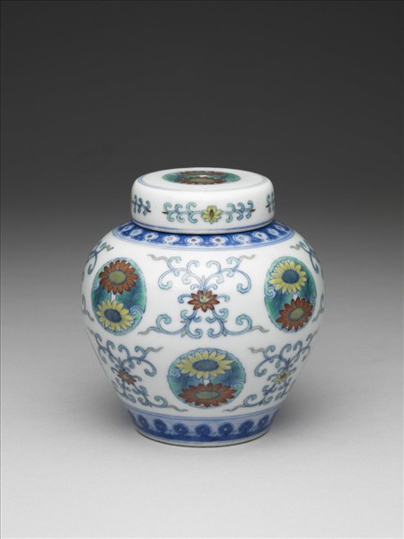 鬥彩團花紋蓋罐