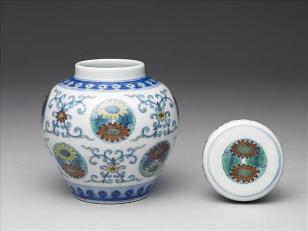 鬥彩團花紋蓋罐