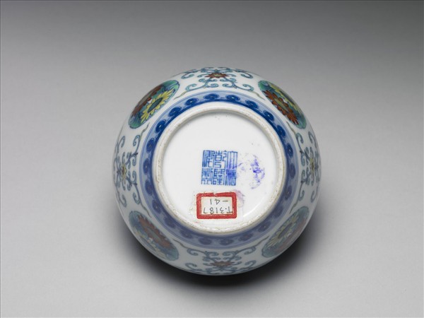 鬥彩團花紋蓋罐