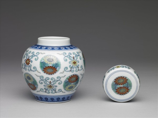 鬥彩團花紋蓋罐