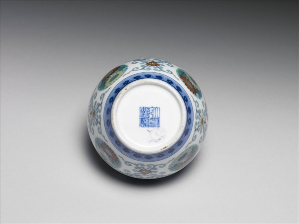 鬥彩團花紋蓋罐