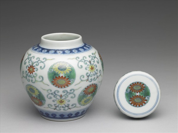 鬥彩團花紋蓋罐