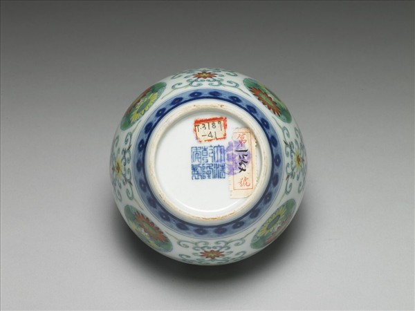 鬥彩團花紋蓋罐