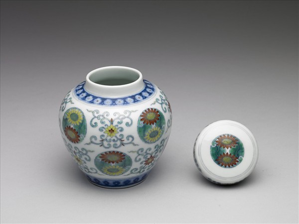 鬥彩團花紋蓋罐