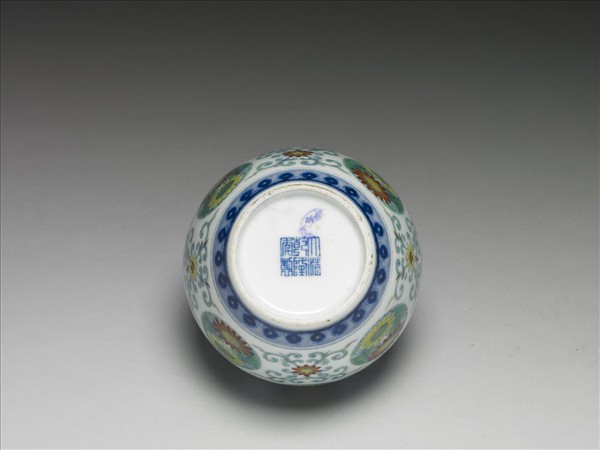 鬥彩團花紋蓋罐