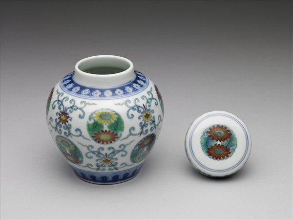 鬥彩團花紋蓋罐