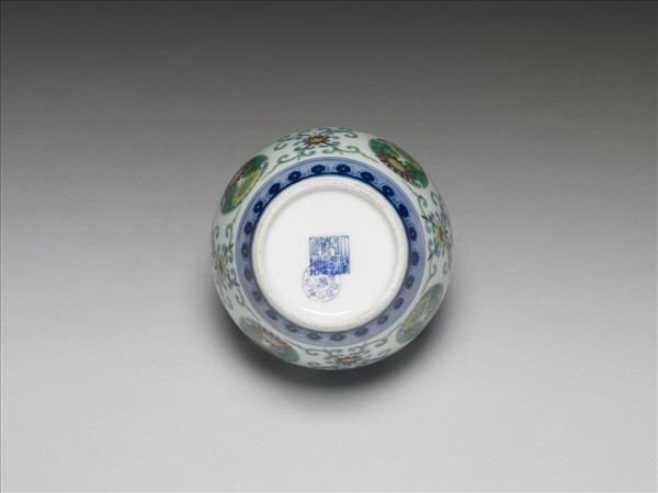 鬥彩團花紋蓋罐