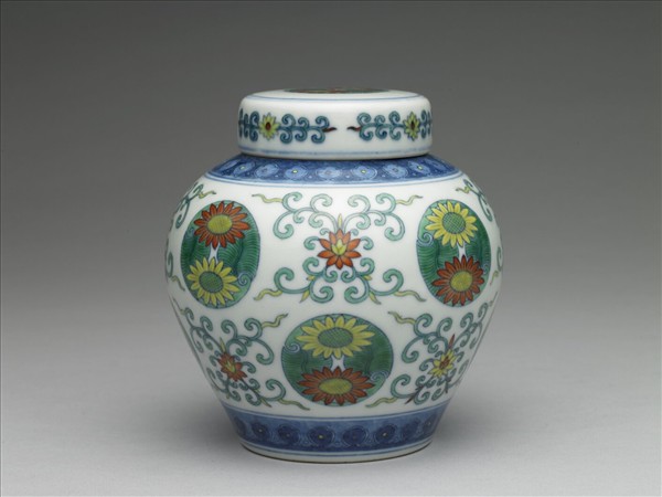 鬥彩團花紋蓋罐