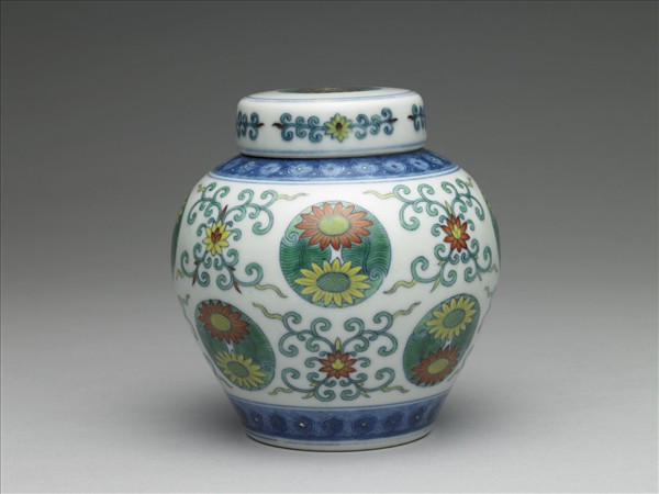 鬥彩團花紋蓋罐