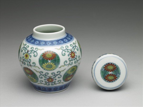 鬥彩團花紋蓋罐