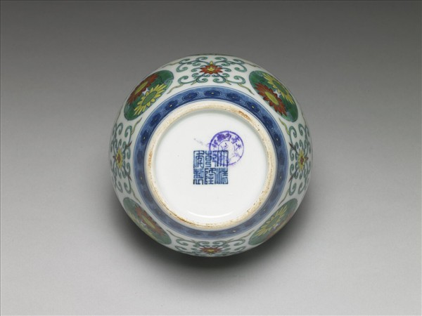 鬥彩團花紋蓋罐