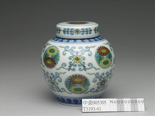 鬥彩團花紋蓋罐