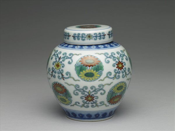 鬥彩團花紋蓋罐