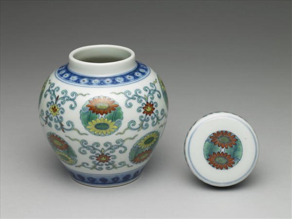 鬥彩團花紋蓋罐