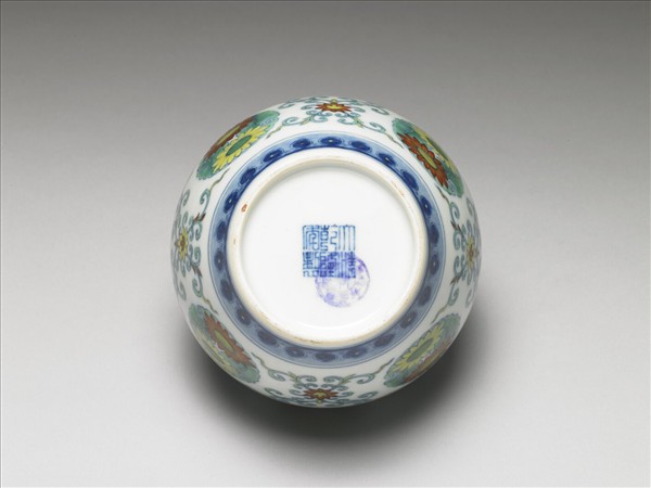 鬥彩團花紋蓋罐