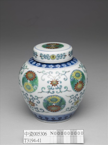 鬥彩團花紋蓋罐