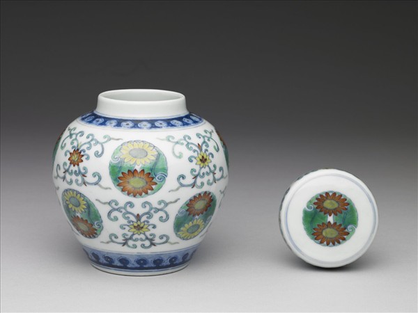 鬥彩團花紋蓋罐