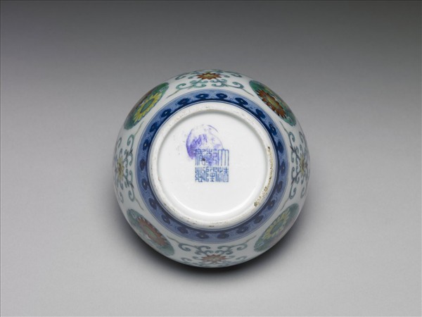 鬥彩團花紋蓋罐