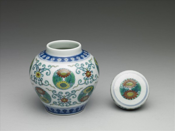 鬥彩團花紋蓋罐