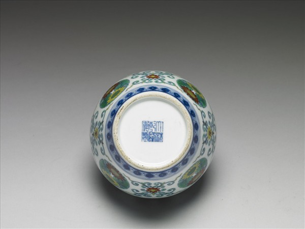 鬥彩團花紋蓋罐