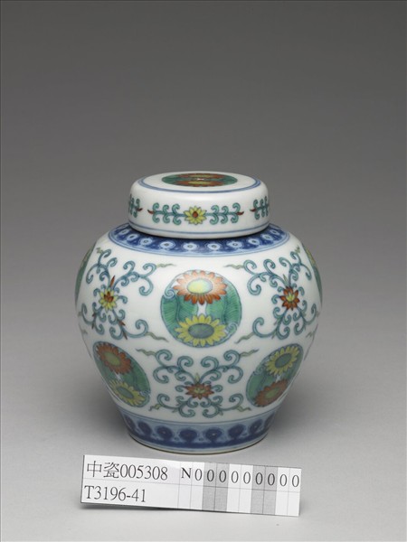 鬥彩團花紋蓋罐