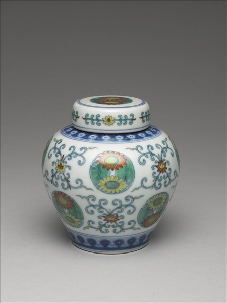 鬥彩團花紋蓋罐