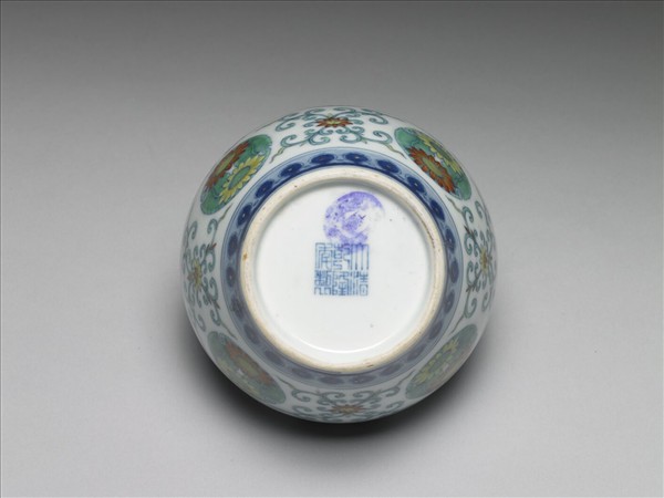 鬥彩團花紋蓋罐