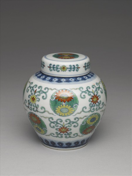 鬥彩團花紋蓋罐