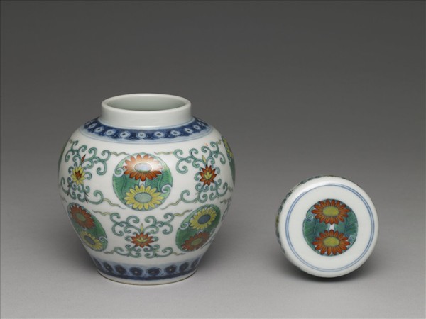 鬥彩團花紋蓋罐