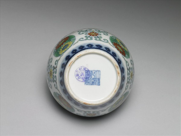 鬥彩團花紋蓋罐