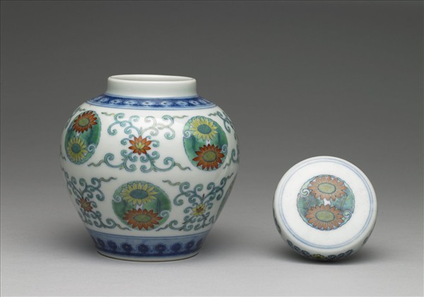 鬥彩團花紋蓋罐