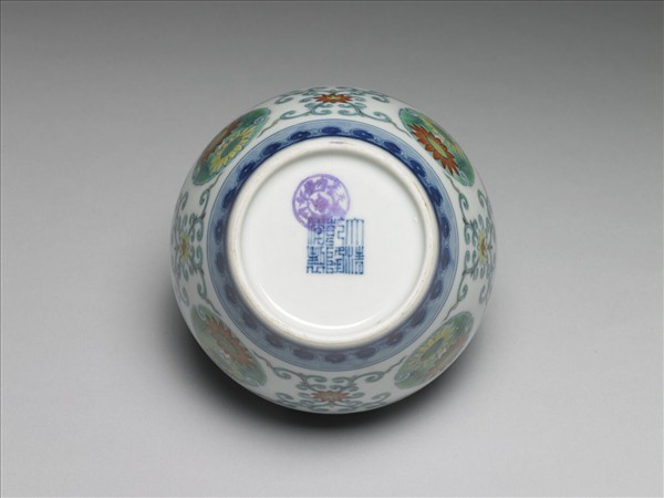 鬥彩團花紋蓋罐