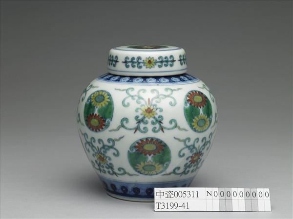 鬥彩團花紋蓋罐