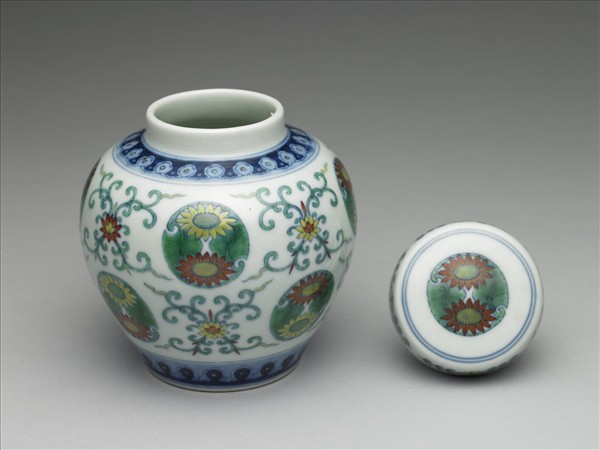 鬥彩團花紋蓋罐