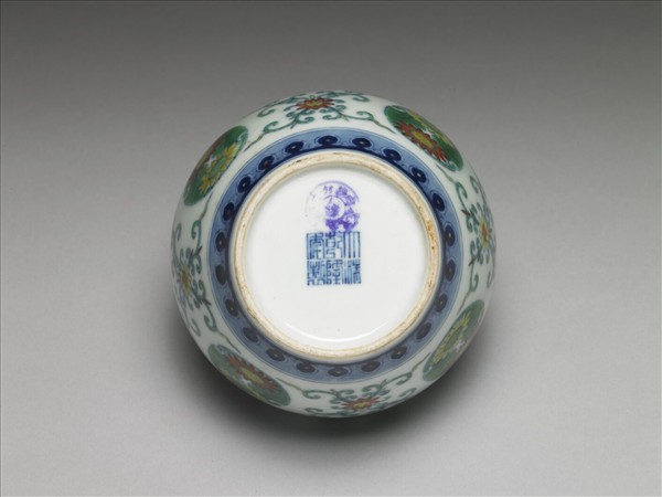 鬥彩團花紋蓋罐