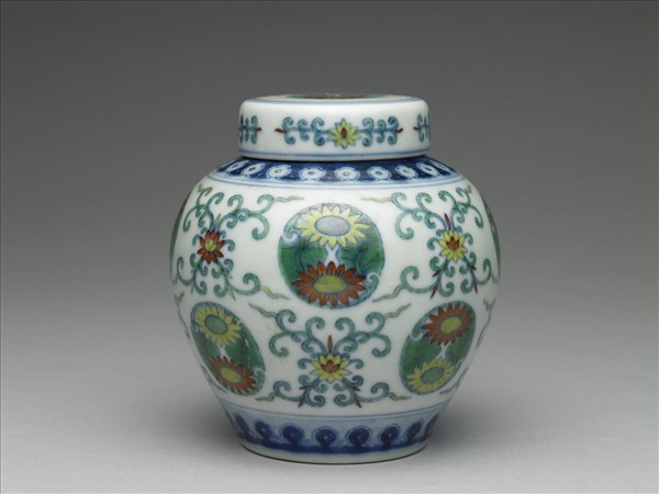 鬥彩團花紋蓋罐