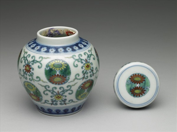 鬥彩團花紋蓋罐