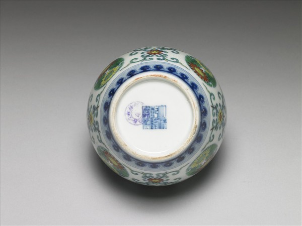 鬥彩團花紋蓋罐