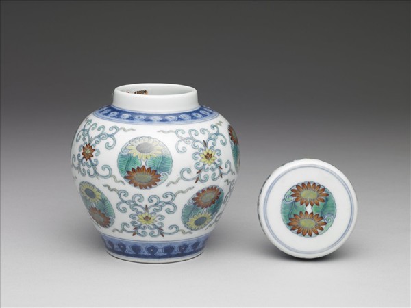 鬥彩團花紋蓋罐