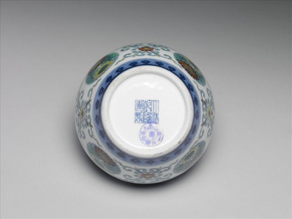 鬥彩團花紋蓋罐