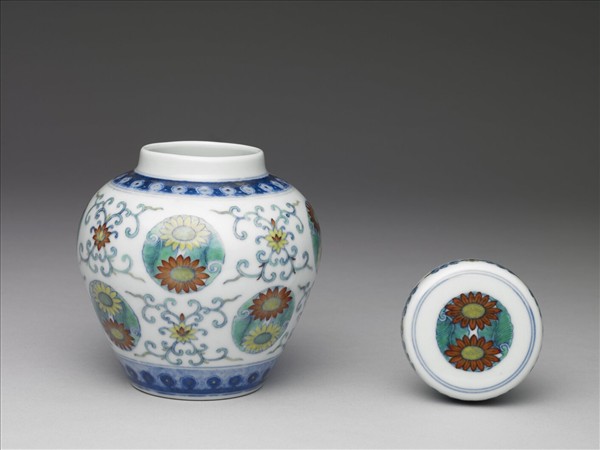 鬥彩團花紋蓋罐