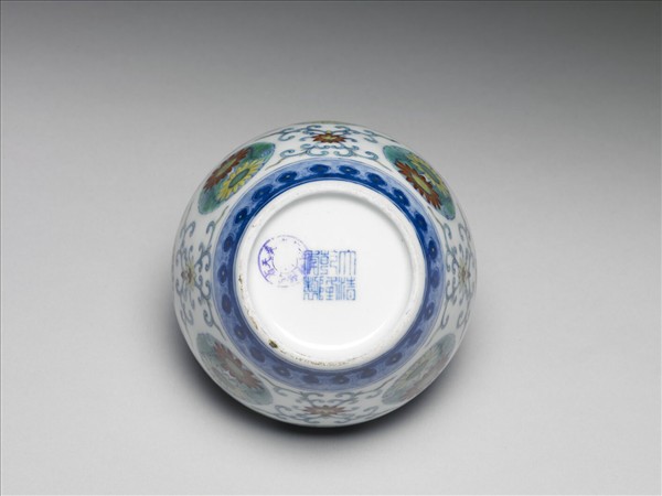 鬥彩團花紋蓋罐