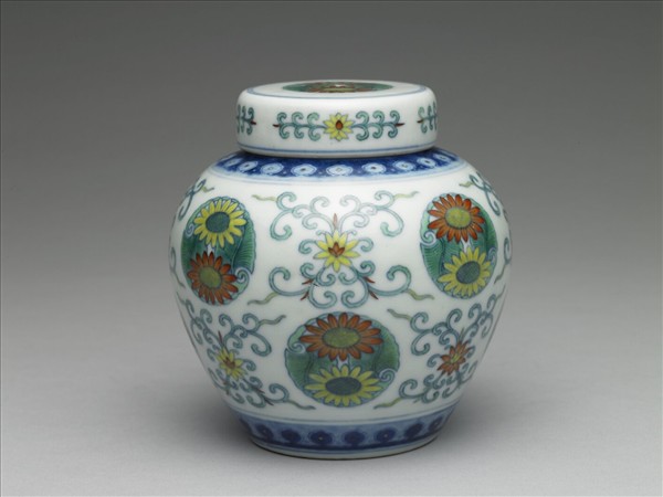 鬥彩團花紋蓋罐