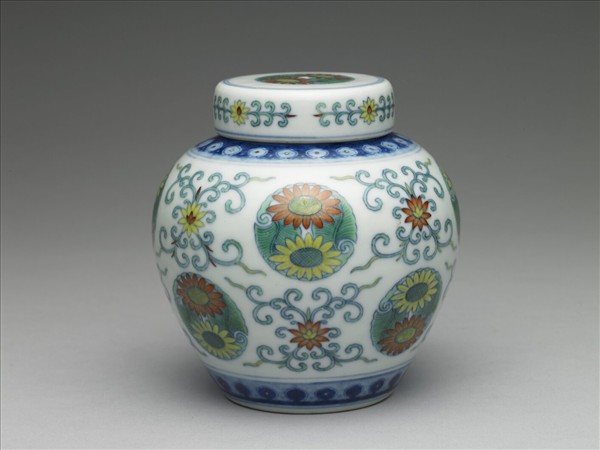 鬥彩團花紋蓋罐