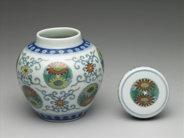 鬥彩團花紋蓋罐