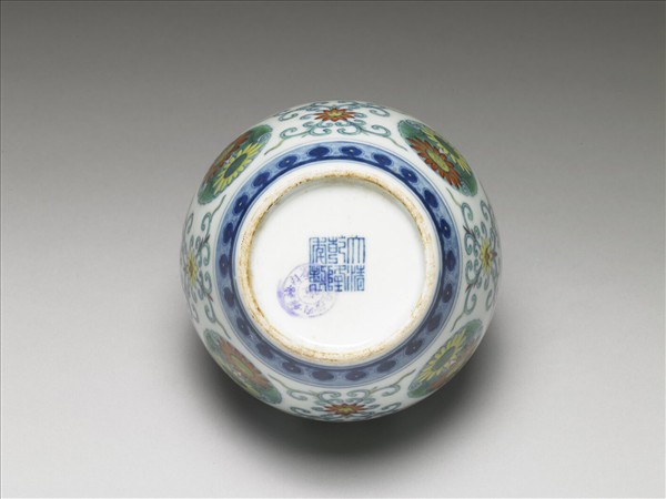 鬥彩團花紋蓋罐